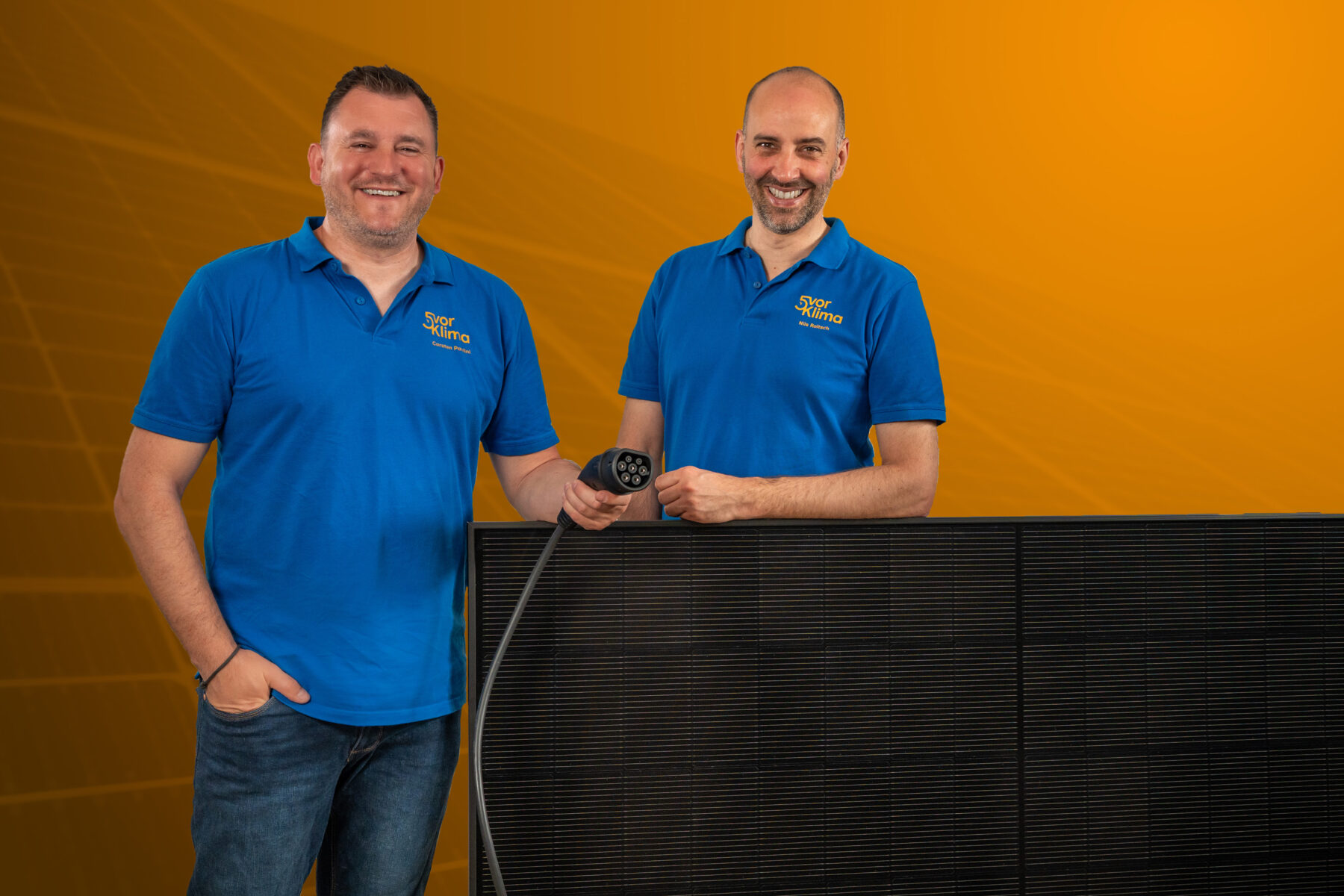 Carsten Paulini und Dr. Nils Roitsch von 5vorKlima mit Ladestecker und Solarmodul