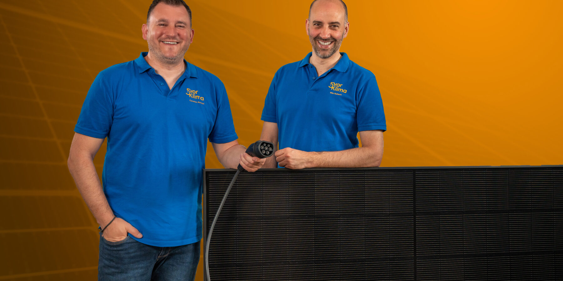 Carsten Paulini und Dr. Nils Roitsch von 5vorKlima mit Ladestecker und Solarmodul