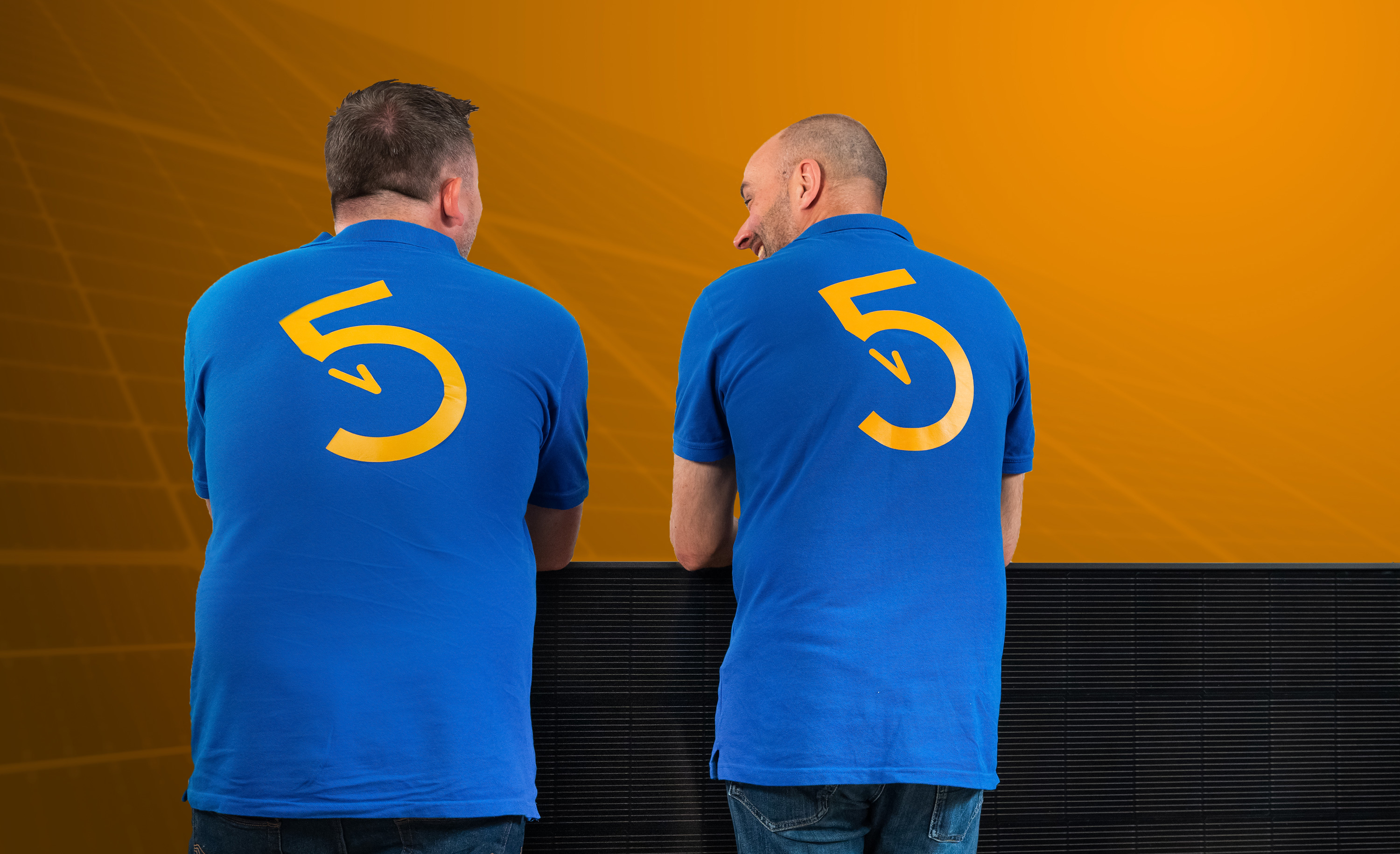 Carsten Paulini und Dr. Nils Roitsch im Gespräch, auf den Polohemden die „5“ von 5vorKlima