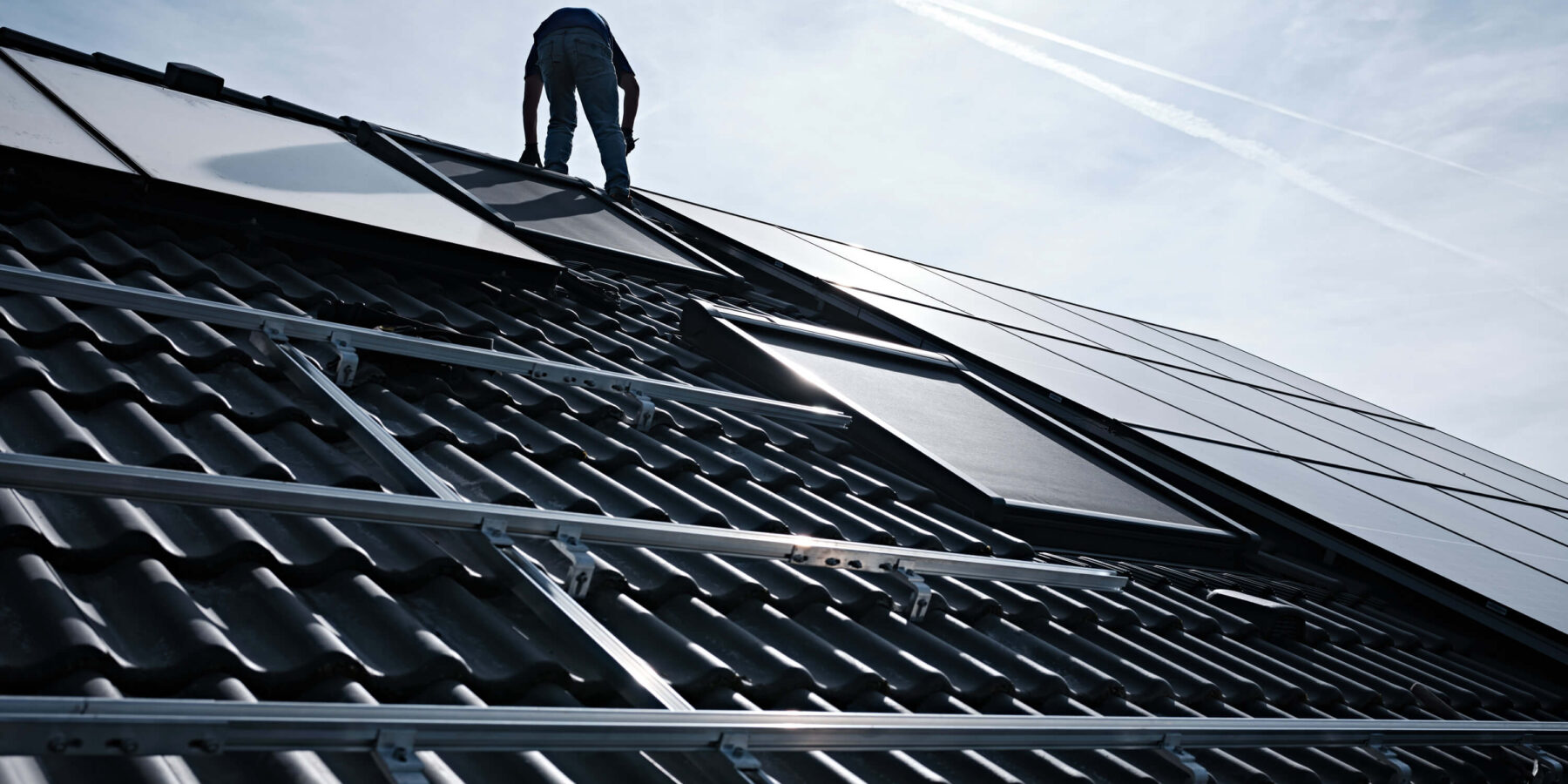 Monteur von 5vorKlima bei der Montage von Solarmodulen auf dem Dach