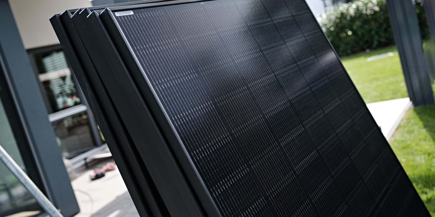 Gestapelte Solarmodule vor der Montage