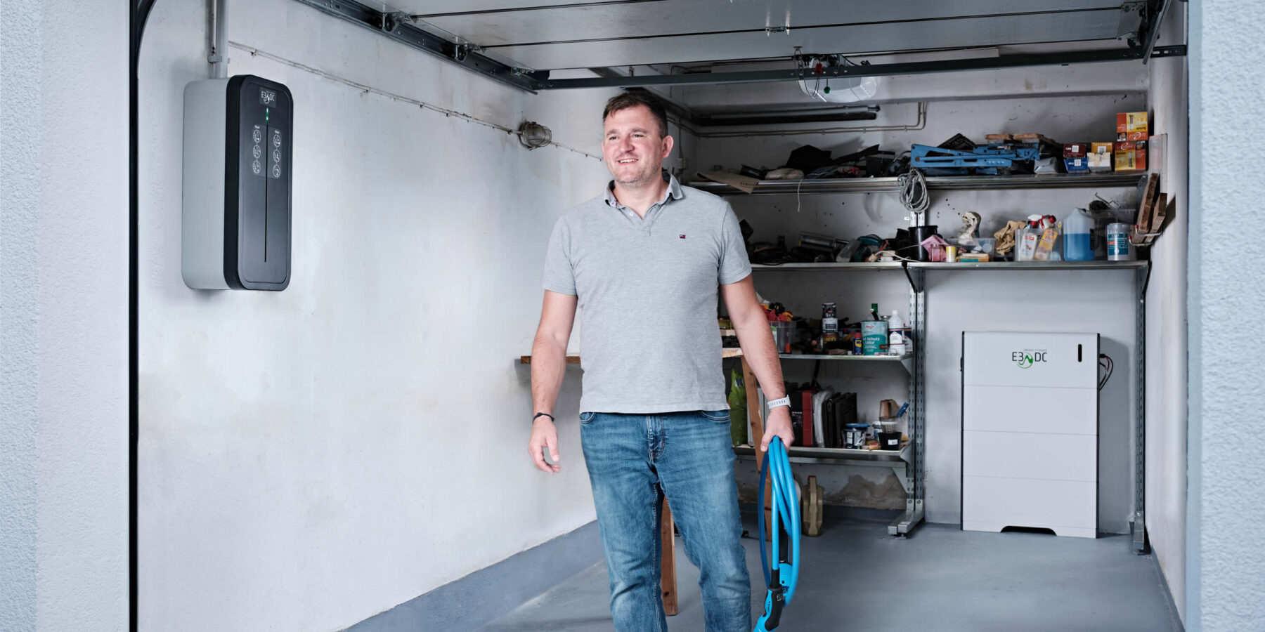 Wallbox mit Ladekabel in der Garage