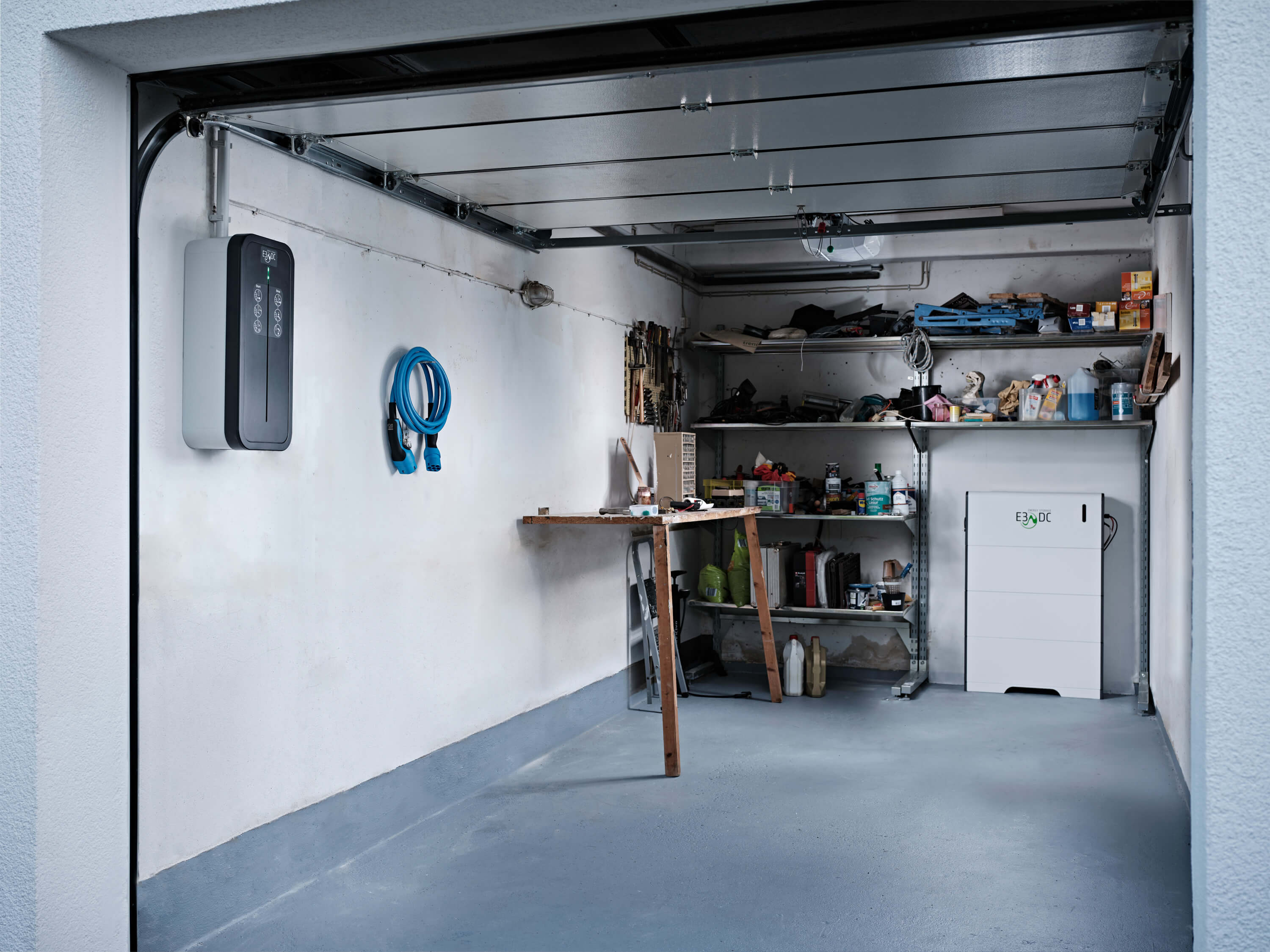 E3/DC-Hauskraftwerk und Wallbox mit Ladekabel in einer Garage